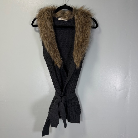 Old Navy Grey Sweater Vest with Faux Fur Trim Sz Small - Picture 1 of 8